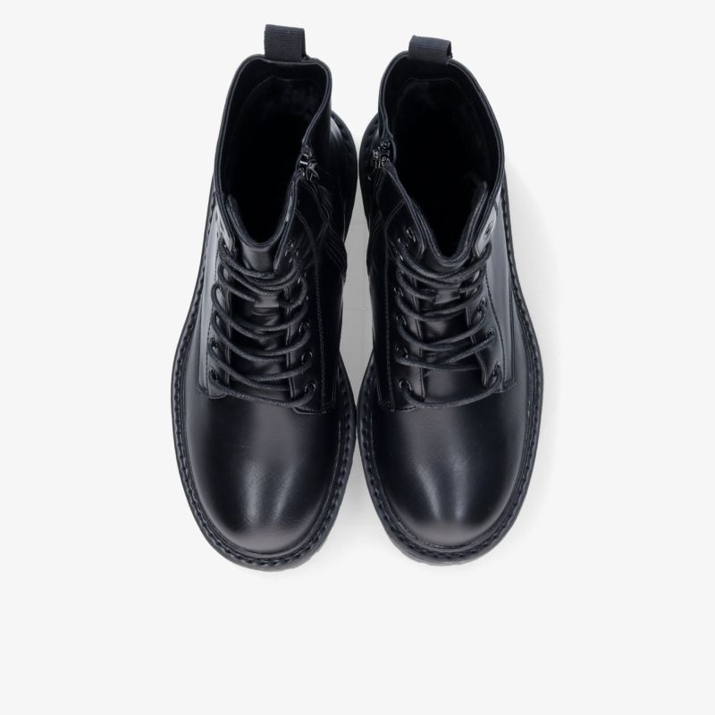 Schwarzes Paar Schnürschuhe mit klassischer Form, glänzender Oberfläche, stabiler Laufsohle und eleganter Optik