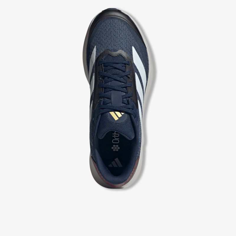 Atmungsaktiver Schuh mit leichter Schnürung und sportlichem Design in modernen Farben von oben