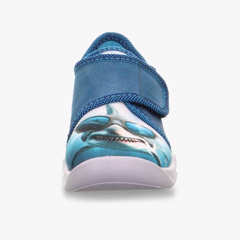 Blauer Kinderschuh mit weichem Material und Klettverschluss für einfache Handhabung und bequemen Sitz von vorne