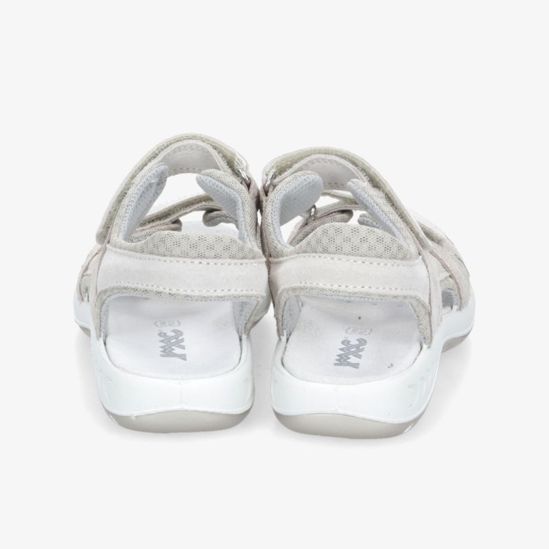 Rückansicht von weißen Sandalen mit verstellbaren Riemen und rutschfester Sohle für optimalen Halt
