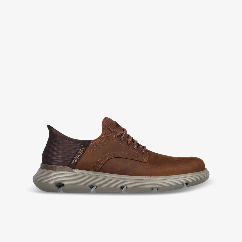 Bequemer brauner Sportschuh mit leichter, flexibler Sohle und rutschfestem Profil in klarer Seitenansicht