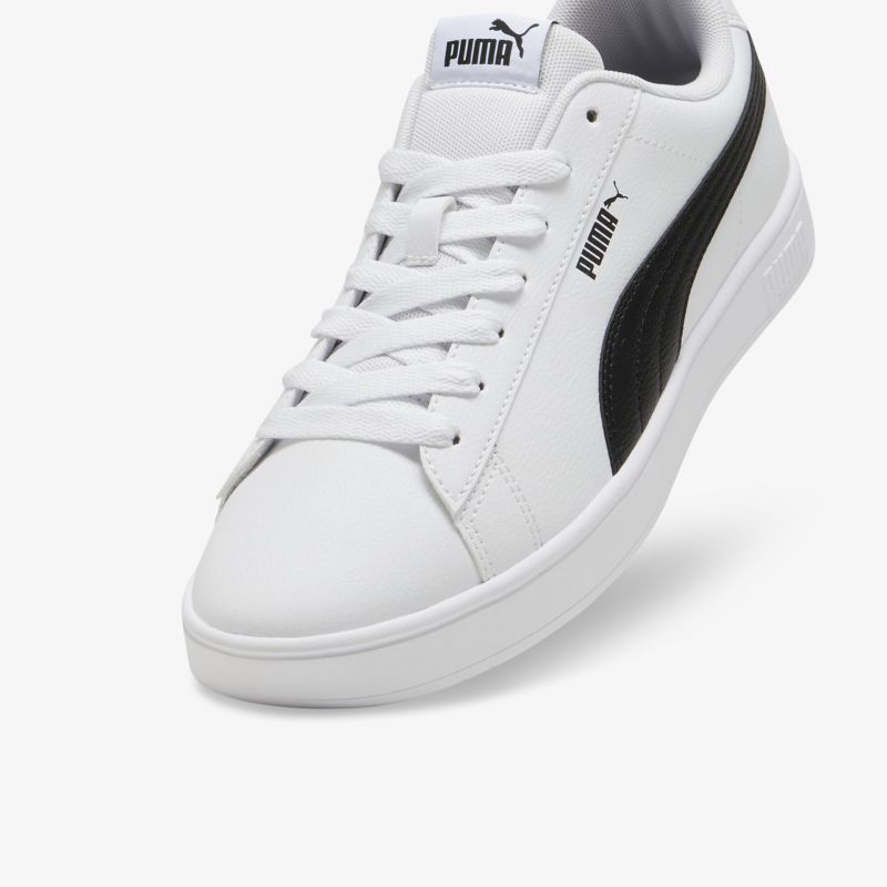 Weißer sportlicher Sneaker mit schwarzem Puma Logo, bequeme Passform und langlebigem Material in schräger Frontansicht