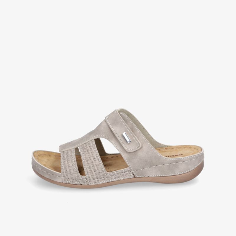 Bequemer Hausschuh mit weichem Futter und rutschfester Sohle, seitliche Ansicht, offene Sandale mit Klettverschluss