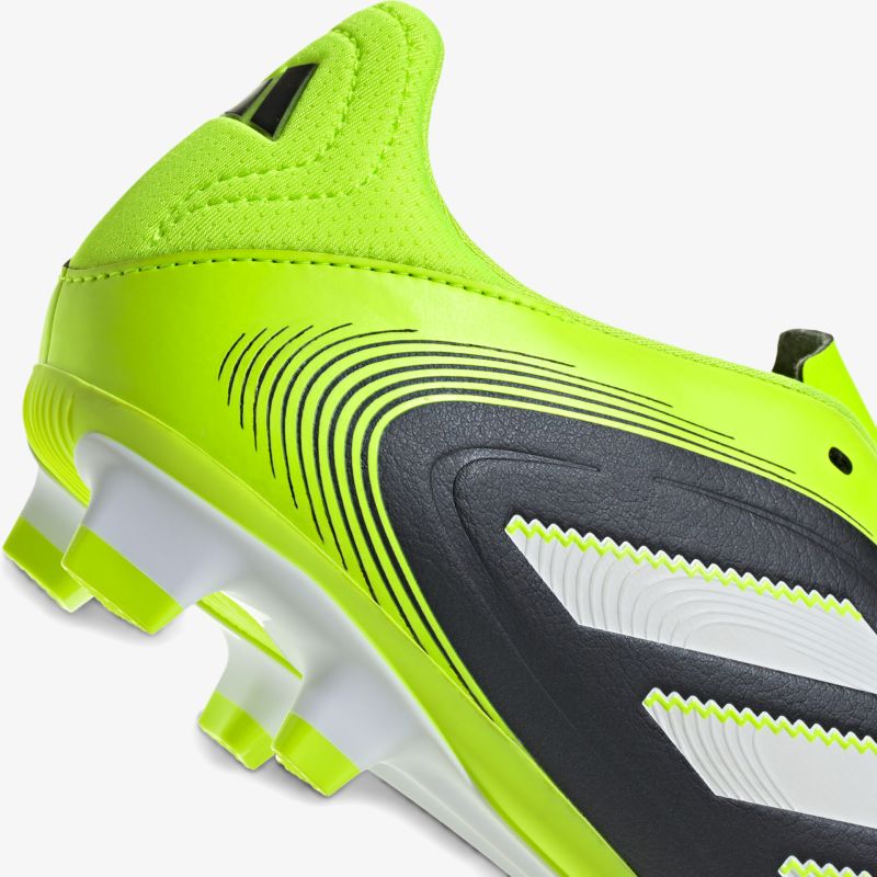 Leichter Fußballschuh in Neon Grün mit weißen Stollenprofil für optimalen Halt und Strapazierfähigkeit