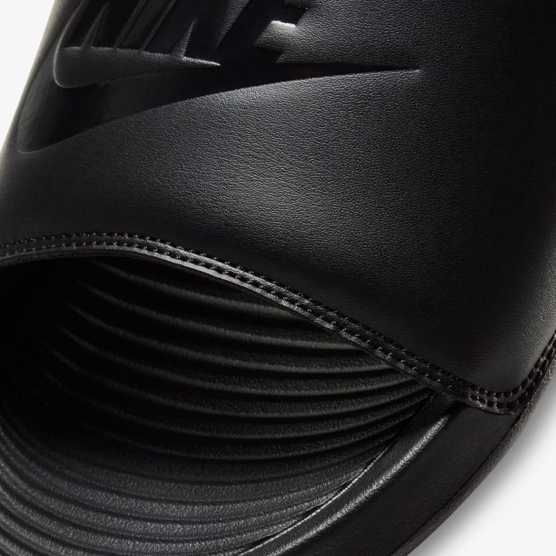 Moderner schwarzer Schuh für maximalen Komfort und Stil mit gepolsterter Oberfläche und rutschfestem Design.