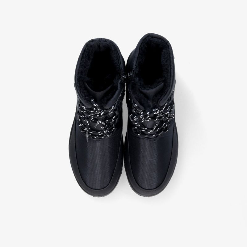 Schwarze Sportschuhe im Paar, bequem und robust mit gepolsterten Innenflächen und rutschfester Sohle, Draufsicht