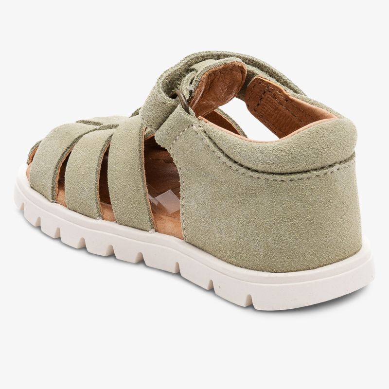 Elegante Sandale mit weicher, flexibler Sohle und atmungsaktivem Design für optimalen Tragekomfort.