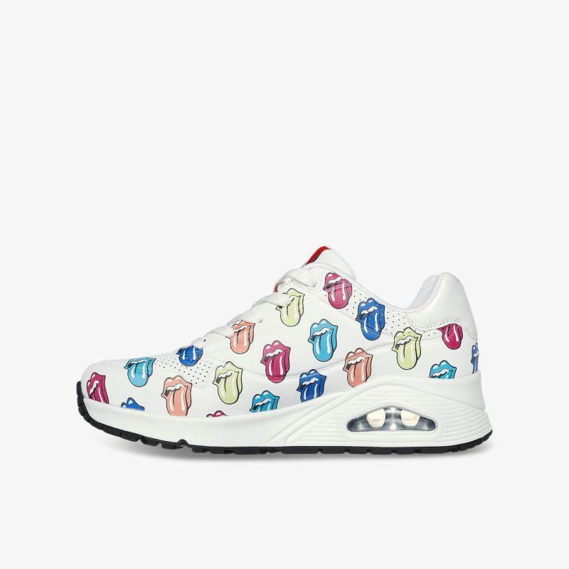 Sportlicher weißer Schuh mit bunten Logos, leichte und komfortable Passform, seitliche Ansicht