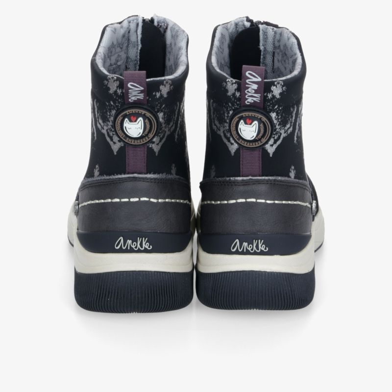 Robuste Winterschuhe mit warmem Innenfutter und rutschfester Sohle, seitlich reflektierende Details