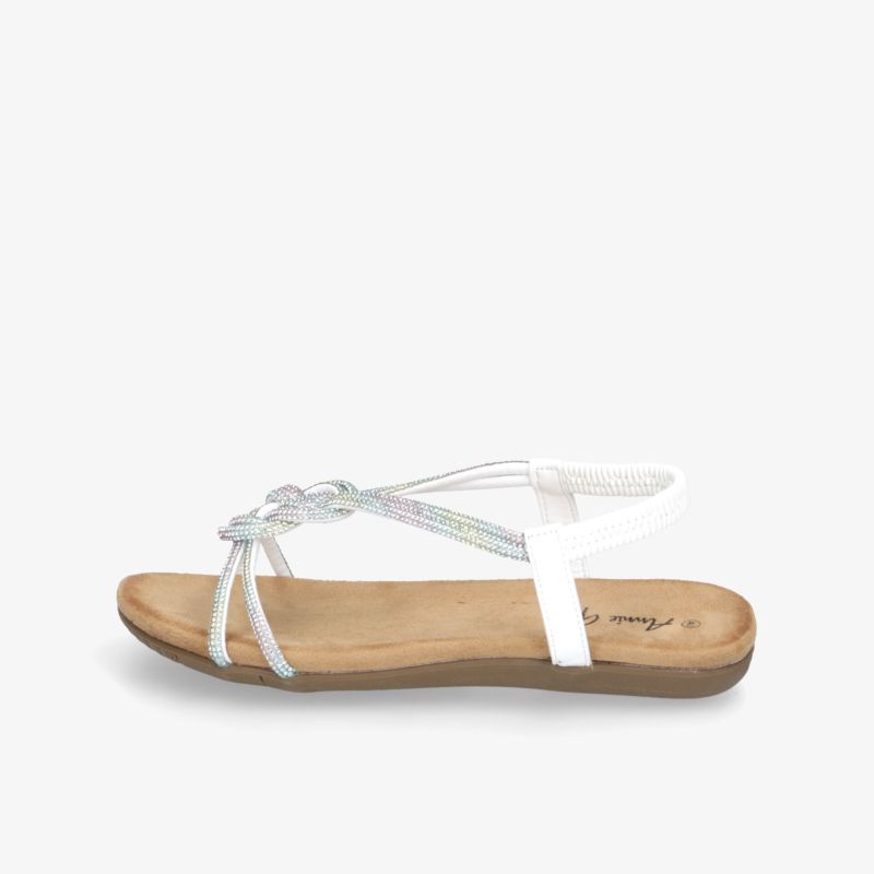 Seitliche Ansicht einer weißen flachen Sandale mit verstellbarer Schnalle und komfortablem Fußbett