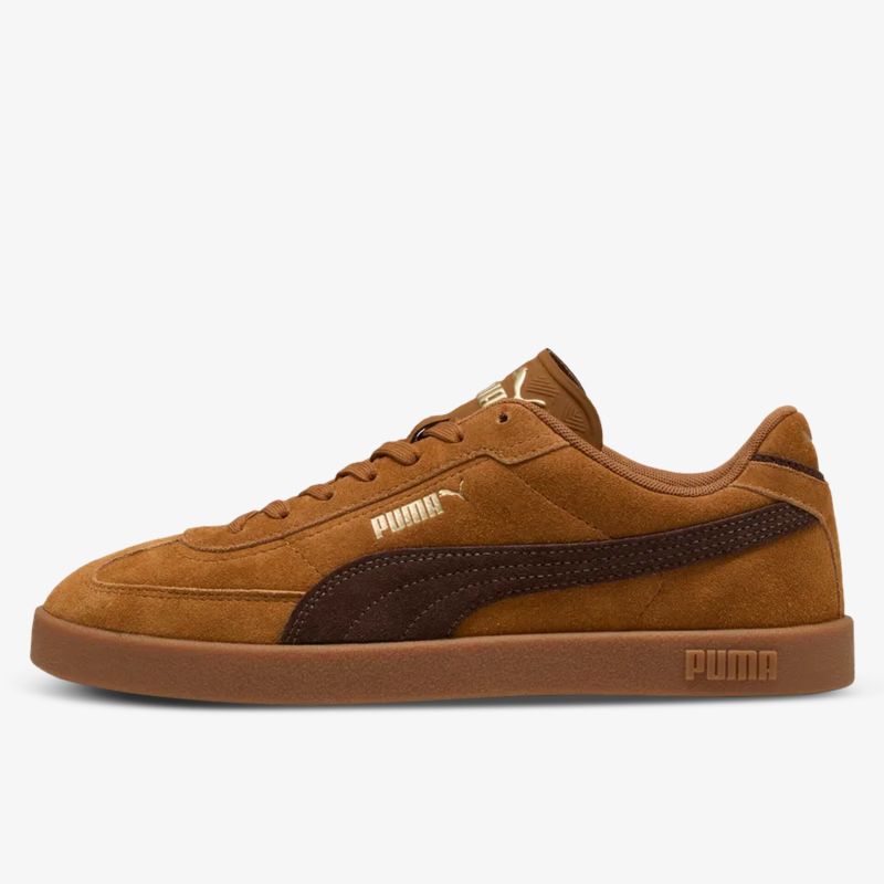 Seitenansicht eines bequemen braunen Wildleder-Sneakers mit Gummisohle von Puma, sportlich und langlebig