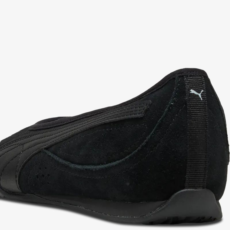 Schwarzer Schuh mit sportivem Design und flexiblem Material, rutschfeste Sohle, seitliche Sicht