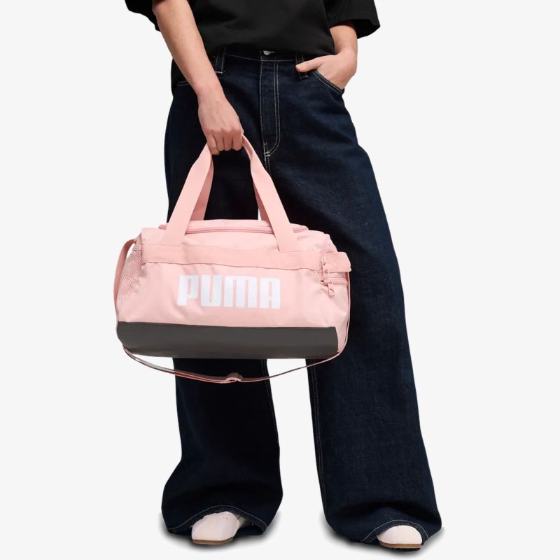 Stylische pinkfarbene sportliche PUMA Tasche, kompakt und leicht, perfekt für Alltag und Fitness