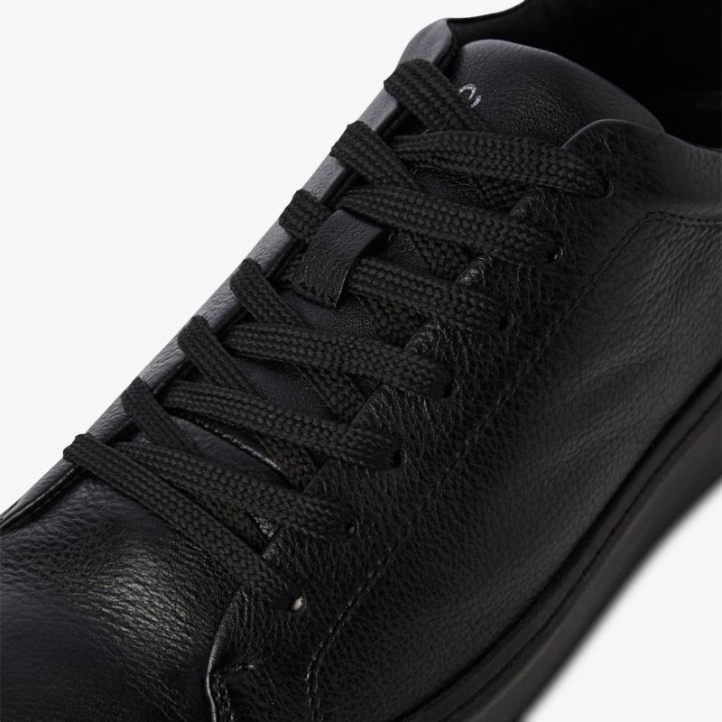 Schwarzer Ledersneaker mit detailreicher Schnürung und glatter Oberfläche für komfortables Tragegefühl