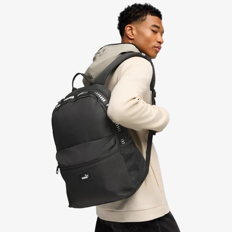 Moderner großer schwarzer Rucksack mit bequemen Trägern aus robustem Material, seitlich getragen