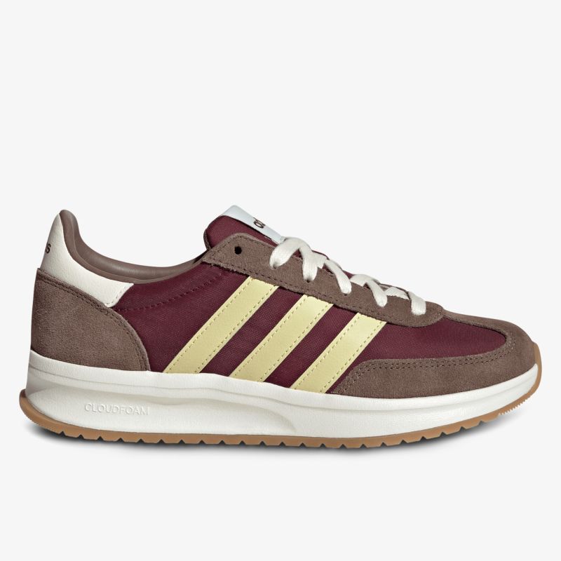 Seitliche Ansicht eines modernen Sneakers mit weicher Polsterung und robuster Gummisohle in Braun und Weinrot