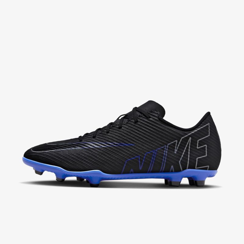 Schwarzer leichter Fußballschuh mit blauem Stollensohle, atmungsaktiv und rutschfest, dynamisch und stabil für optimale Leistung