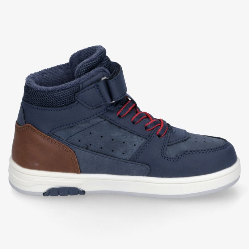 Hochwertiger dunkelblauer Sneaker mit roten Schnürsenkeln, gepolstertem Schaft, braunen Details und stabiler weißer Sohle