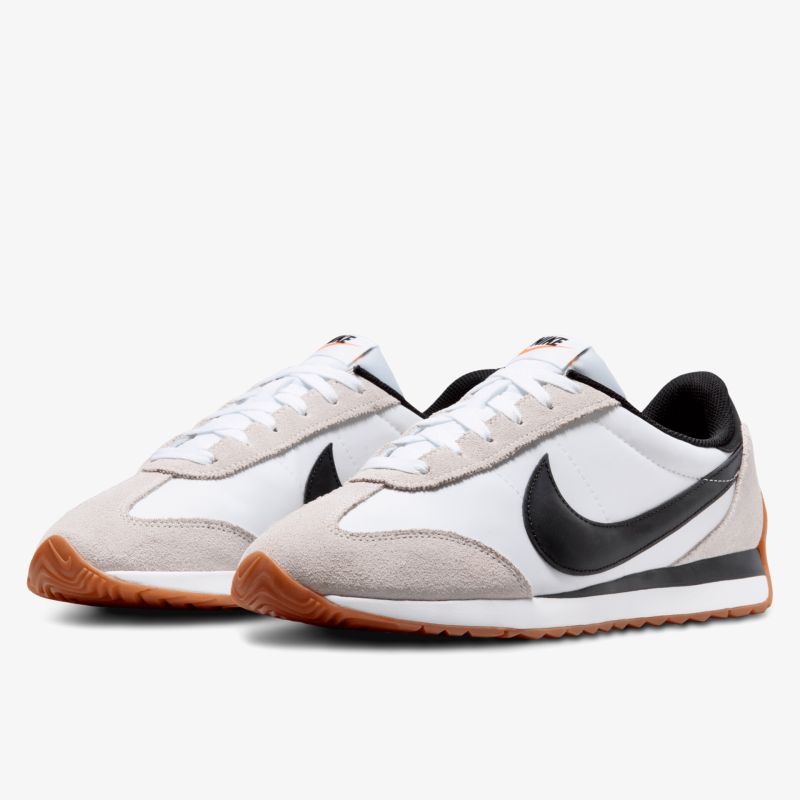 Leichte weiße Sneaker mit schwarzem Logo und brauner Gummisohle bieten sportlichen Look und hohen Tragekomfort