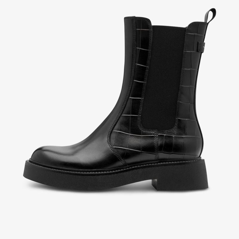 Schwarzer modischer Stiefel mit seitlichen Gummibandeinsätzen und robuster Profilsohle aus Leder seitliche Ansicht