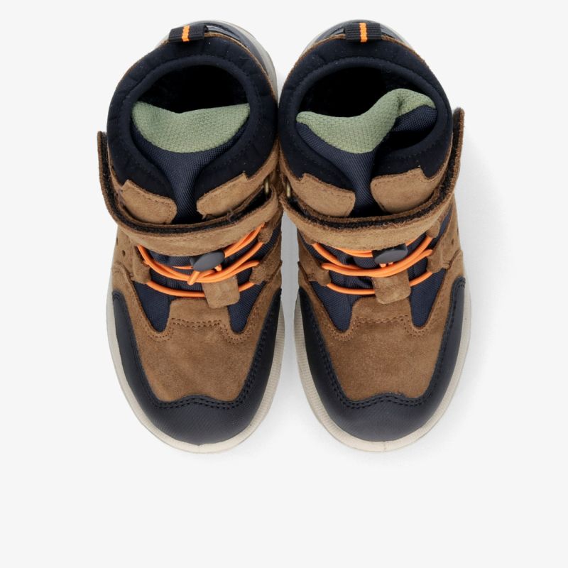 Paar braune Sneaker mit orangefarbenen Akzenten, bequemer Polsterung und griffiger Gummisohle in Draufsicht