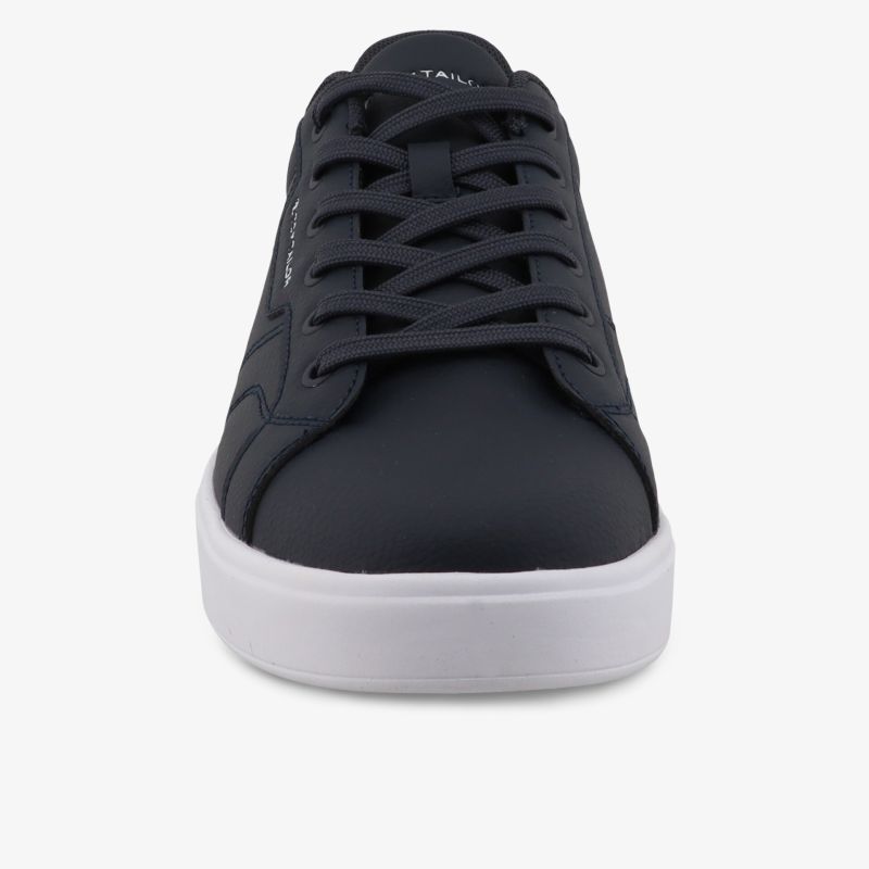 Schwarzer Sneaker mit weißen Sohlen und sportlichem Design, frontal fotografiert, bequem und modern