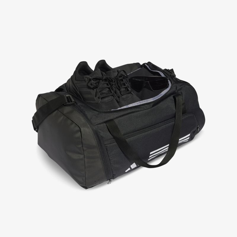 Schwarze Sporttasche mit Reißverschluss, festen Tragegriffen und ausreichend Stauraum für Schuhe und Zubehör