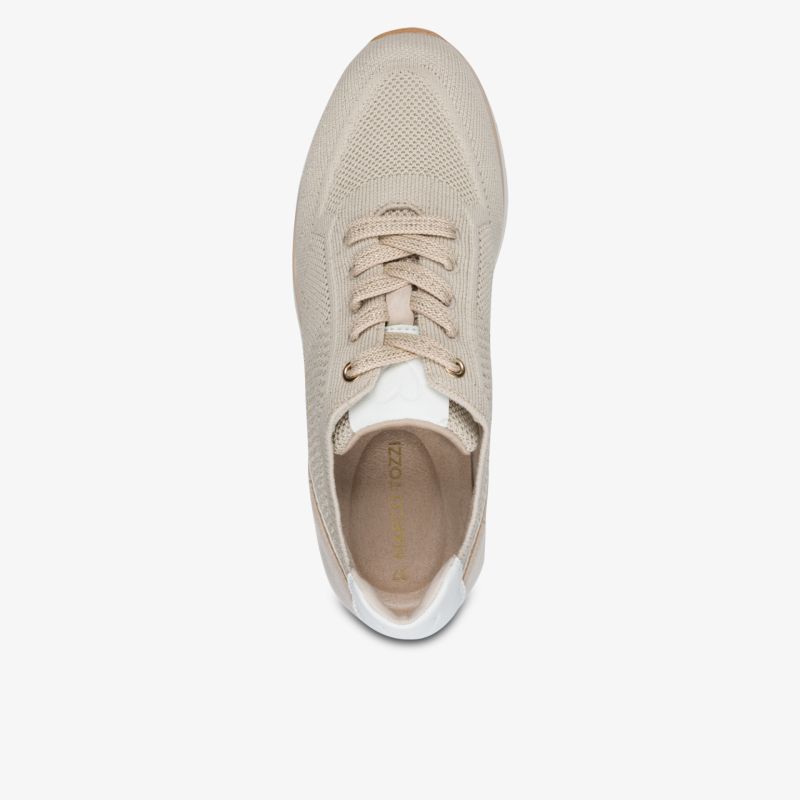Bequemer sneaker mit atmungsaktivem material und schnürverschluss in sportlichem beige