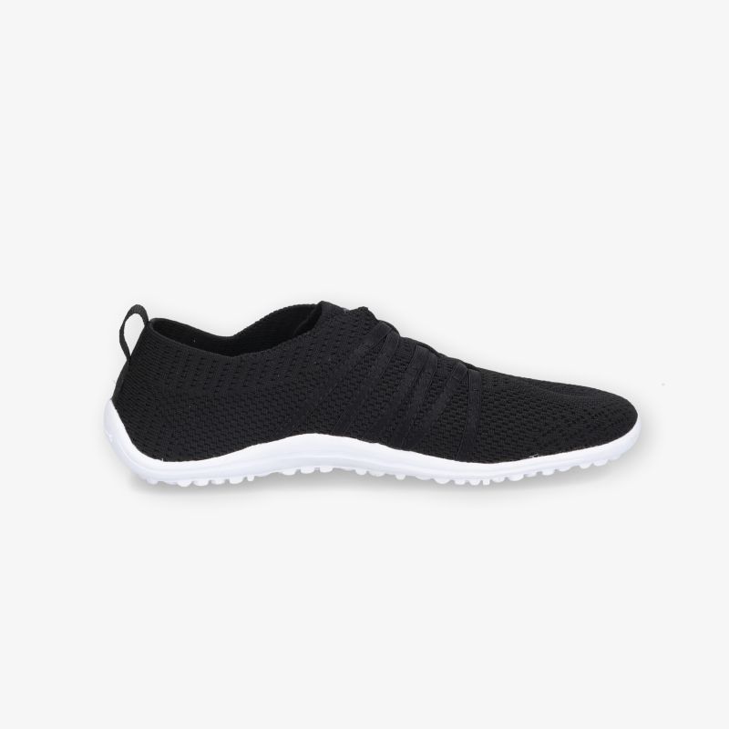 Leichter, atmungsaktiver Schuh mit bequemem Sitz und rutschfester Sohle, ideal für sportliche Aktivitäten.