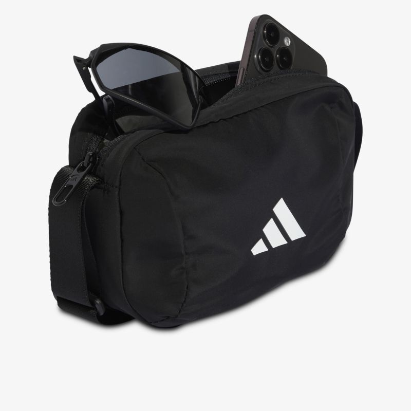 Schwarze kompakte Tasche mit weißem Logo, praktische Aufteilung und robustem Material für vielseitige Nutzung