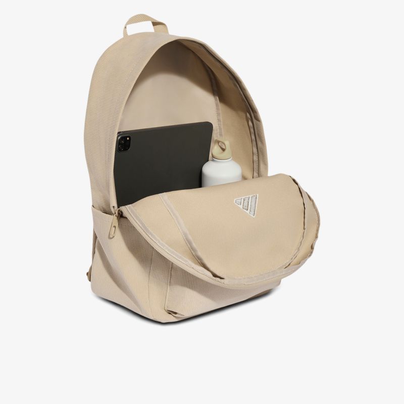 Beiger Rucksack mit offenem Hauptfach und gepolstertem Laptopfach, ideal für Alltag und Büro