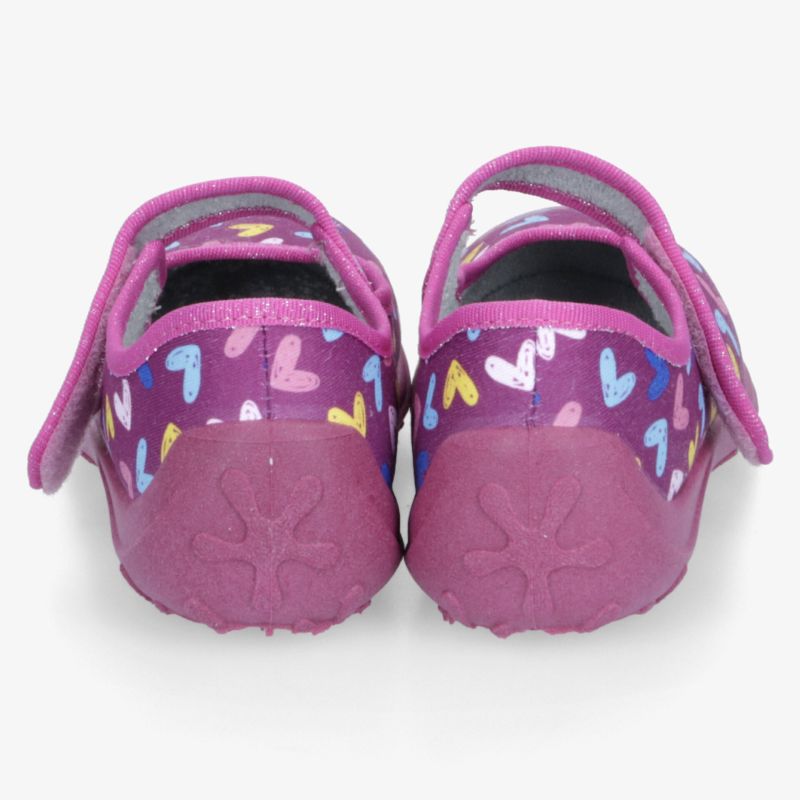 Paar pinker Schuhe mit buntem Muster, praktischem Riemen und geschlossener Front in einer klaren Frontalansicht.