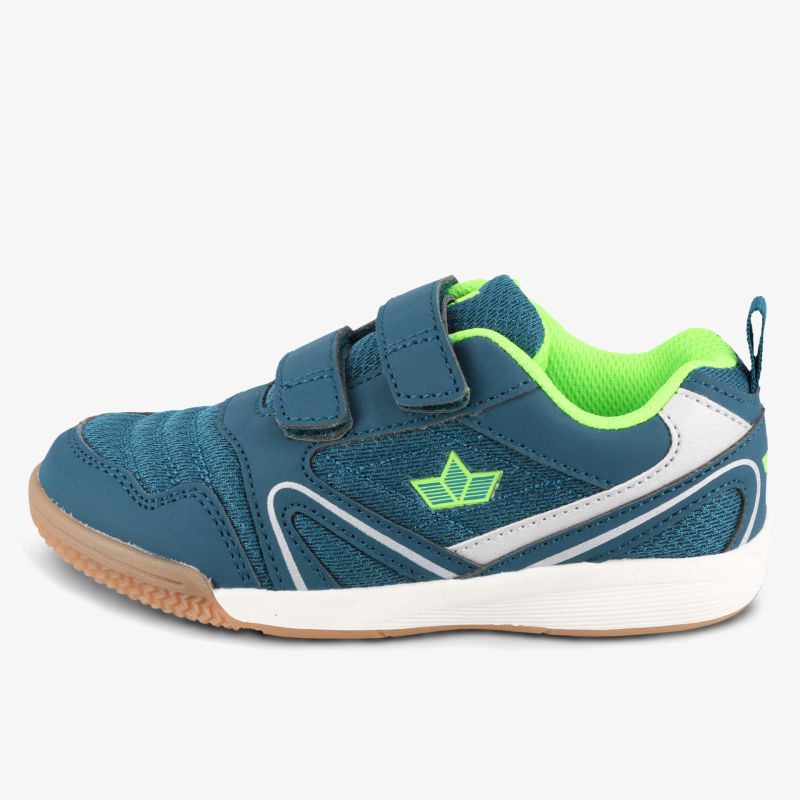 Blauer Sneaker mit Klettverschluss, neon-grünem Innenbereich, rutschfester Gumminsohle und reflektierenden Akzenten in seitlicher Ansicht