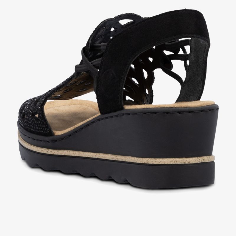 Seitliche Ansicht eines schwarzen Schuhs mit Keilabsatz und offenem Fersenbereich, komfortabel und modisch