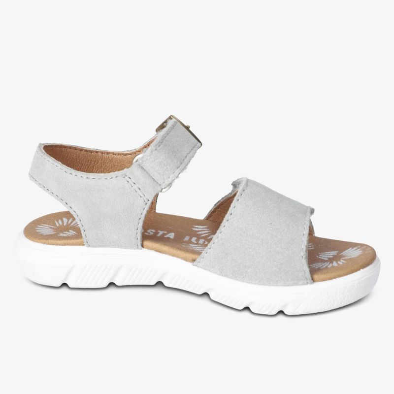 Seitliche Ansicht einer bequemen Sandale mit verstellbarem Klettverschluss und leichter flexibler Sohle