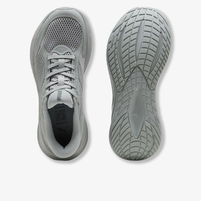 Leichter grauer Sportschuh mit atmungsaktivem Material, stabiler Passform und griffiger Laufsohle, Top-Down Ansicht