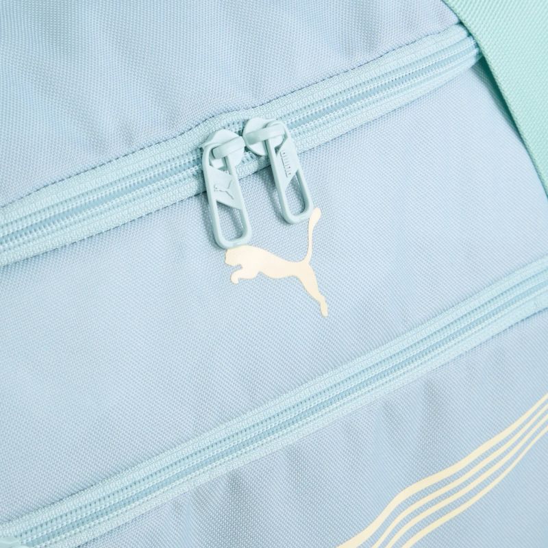 Detailaufnahme eines stabilen Reißverschlusses mit markantem Puma Logo auf leichtem, robustem Material