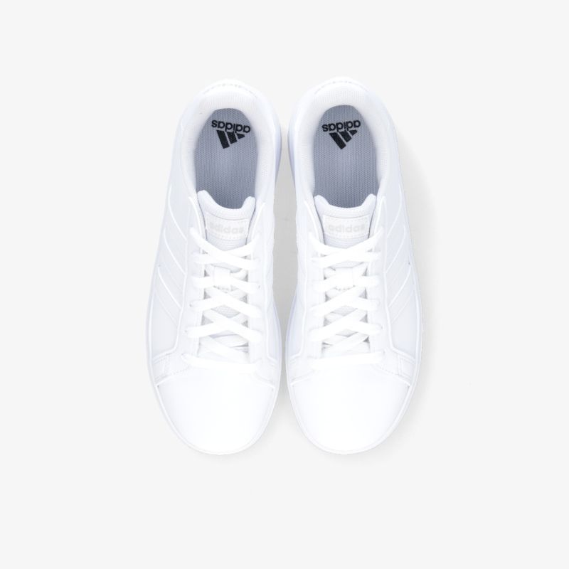 Weißes Sneaker-Paar in Draufsicht mit klassischer Schnürung und sportivem, bequemem Design