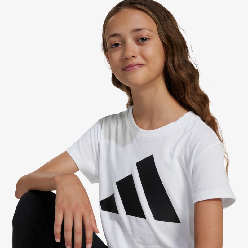 weißes sportliches T-Shirt mit großem Logo-Print, leicht und bequem für aktive Bewegung