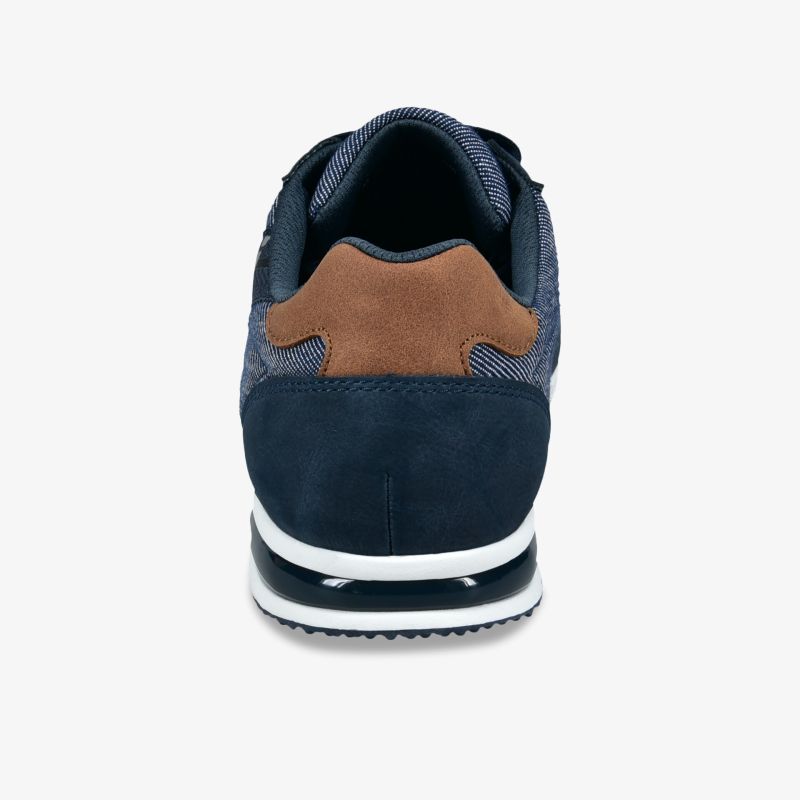 Blaue Sportschuh-Rückansicht mit gepolstertem Fersenbereich und rutschfester Laufsohle