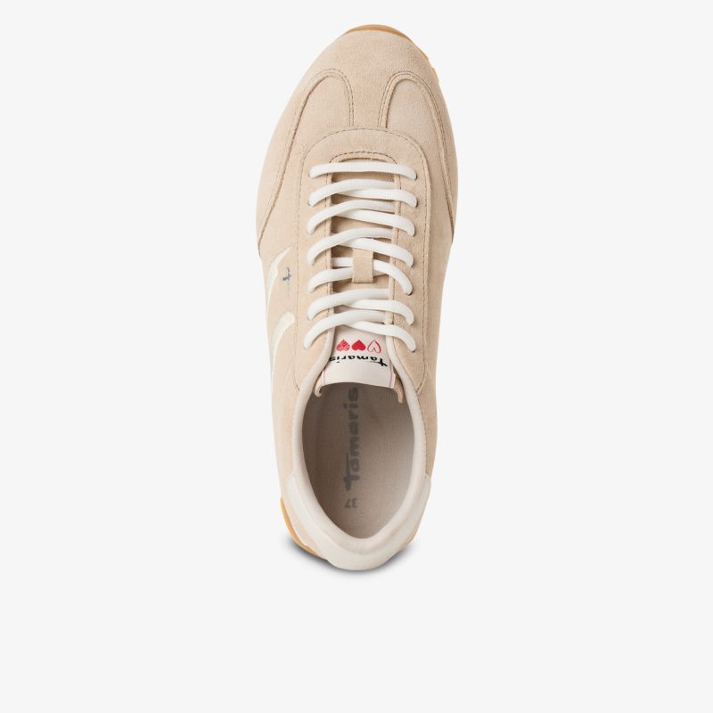 Beiger Sneaker mit weicher Oberfläche und Schnürung in moderner Top-Down Ansicht