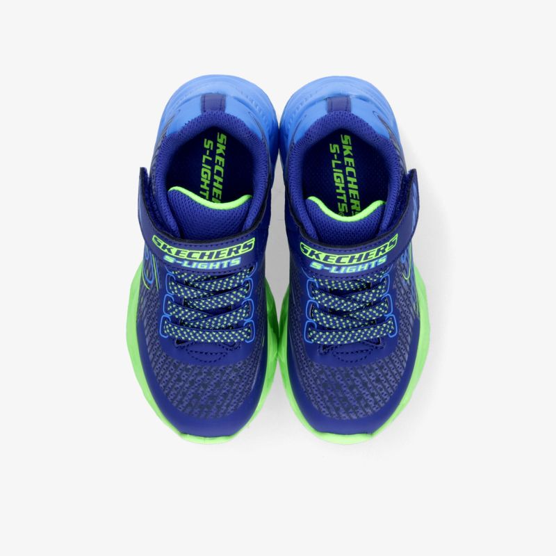 Bequeme, atmungsaktive Sportschuhe mit stabiler Sohle und leichtem Verschluss in Blau und Grün, von oben fotografiert