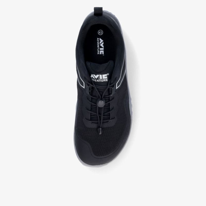 Sportlicher schwarzer Sneaker mit Schnellschnürsystem für optimalen Halt und Komfort von oben gesehen.