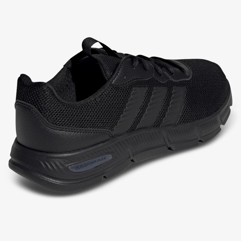 Schwarzer leichter Sportschuh mit atmungsaktivem Obermaterial und stabiler Sohle seitlich dargestellt