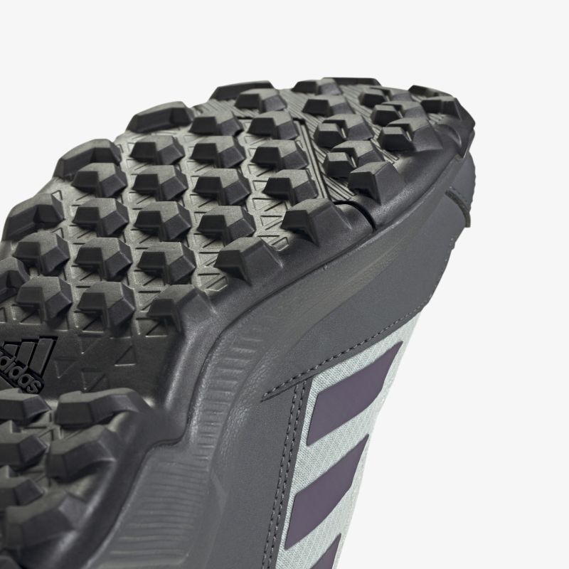 Stabile Sportschuhsohle für optimale Traktion und Komfort auf verschiedenen Oberflächen, ideal für Outdoor-Aktivitäten.