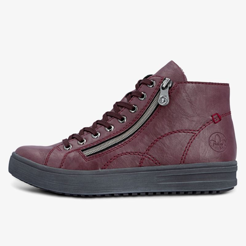 Seitenansicht eines modischen Sneaker mit seitlichem Reißverschluss, bequemer Schnürung und rutschfester Sohle.