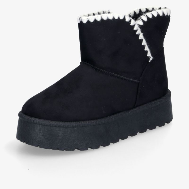 Schwarzer Winterstiefel mit dicker Profilsohle und flauschigem Futter für angenehmen Tragekomfort