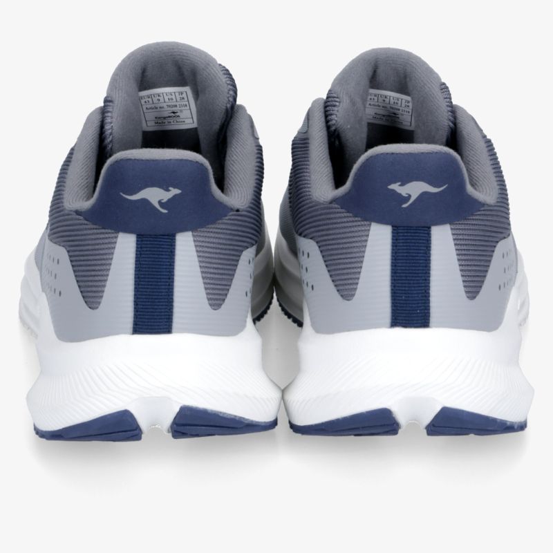 Leichte graue Sportschuhe mit blauem Akzent, gepolstertem Schaft und rutschfester weißer Sohle, Rückansicht