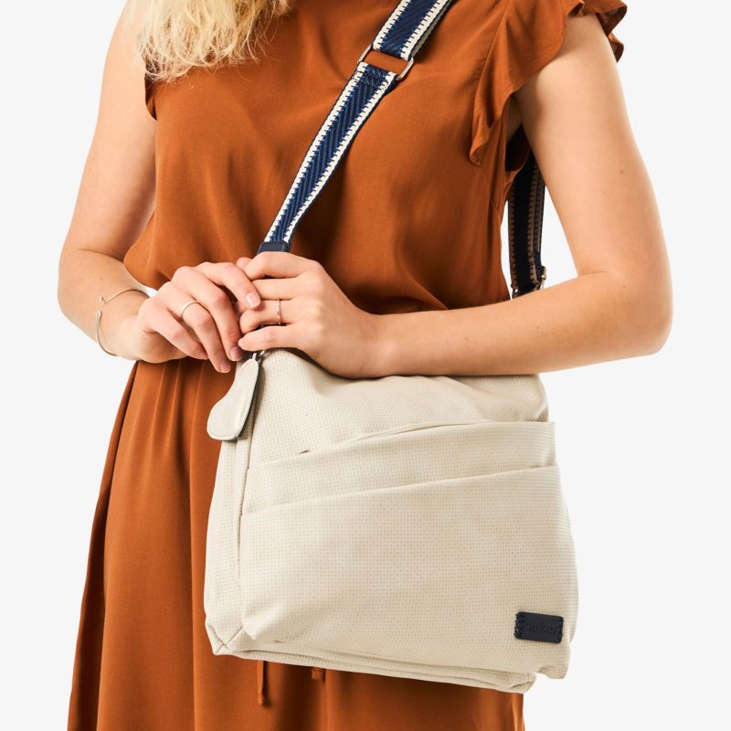 Bequeme und geräumige Umhängetasche mit verstellbarem Schultergurt und modernem Design in neutraler Farbe