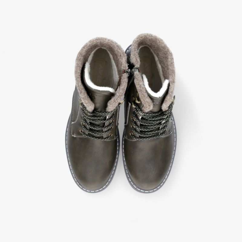 Warme gefütterte Winterboots mit robustem Material und rutschfester Sohle, ideal für kalte Tage, Draufsicht.